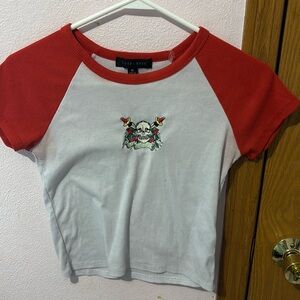 Cute crop top with a skill and roses on it short sleeve.